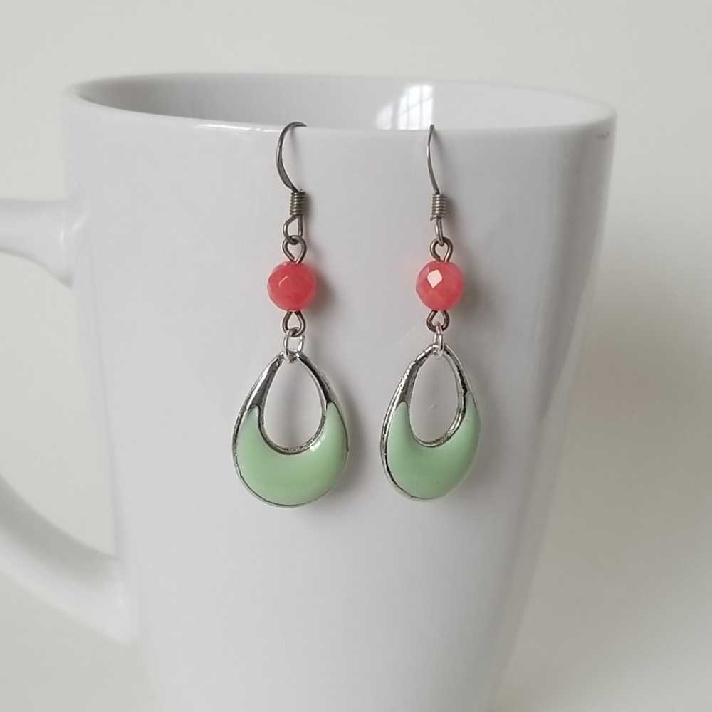 🎀3/$20 Handmade pair of mint and coral earrings